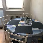 Team Flat & Urban Family Comfort - Homebase With A Castle View